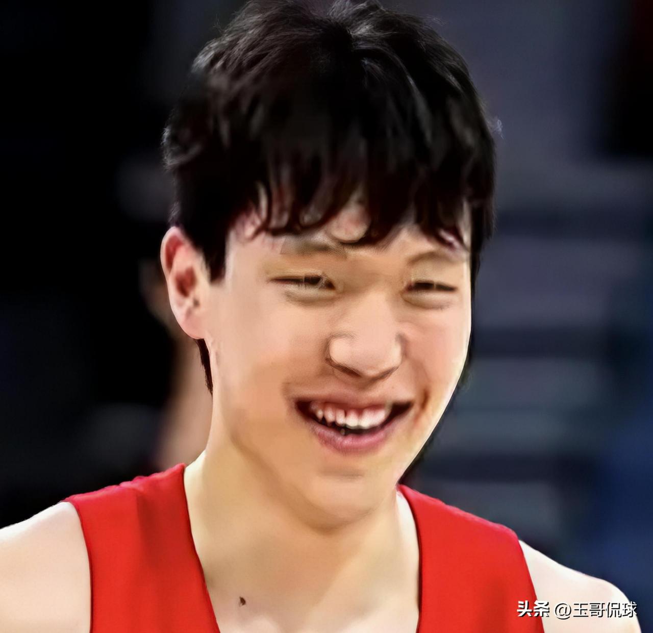 杨瀚森相比前辈姚明易建联有何优势杨翰森的优势就是年轻，其它各方面都不如姚明易建联