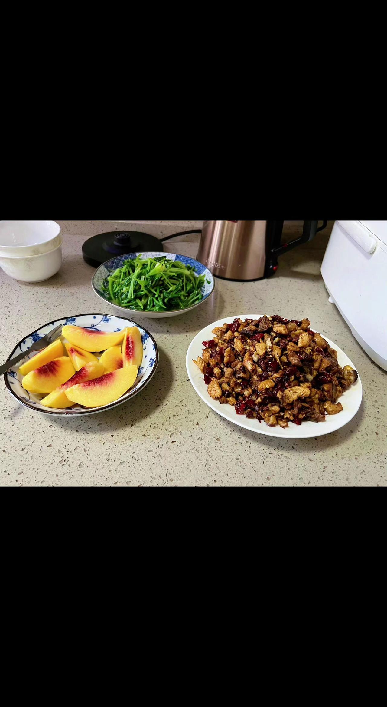 🍳烟火气是生活的解药✨。小炒脆香如岁月回甘，桃片清甜似偷来的时光🍑。平凡三餐