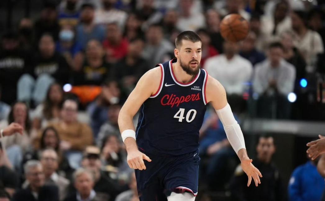 NBA 快船队肠子都要悔青了！据Tomer Azarly报道：消息人士透露，联盟