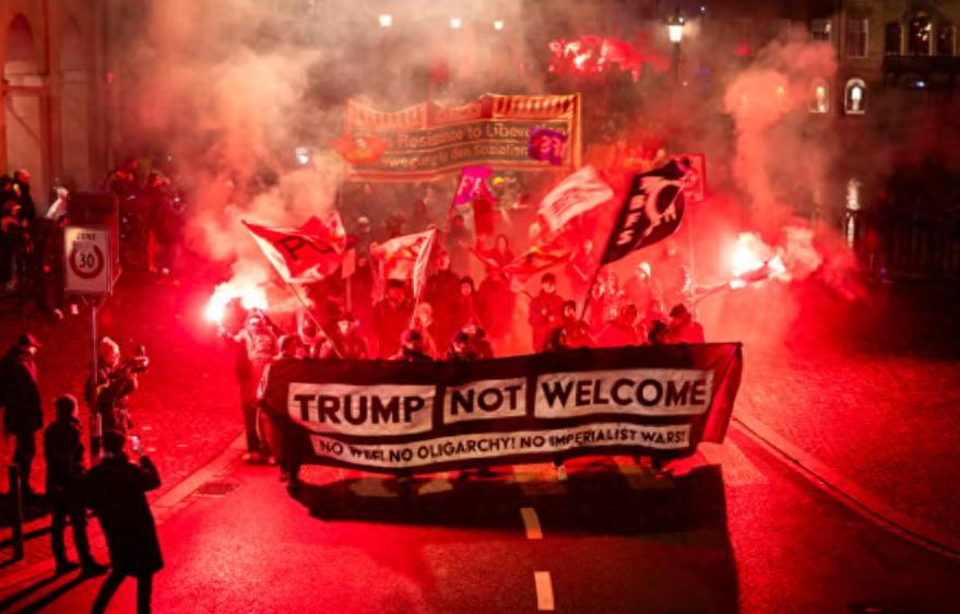 特朗普要被气晕，瑞士爆发抗议，焚烧美国国旗，还要把他扔垃圾桶

原本该是大佬云集