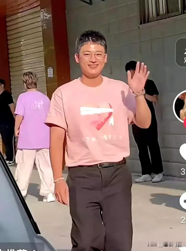 现在的欧豪，真接地气
年纪不大呀！怎么发福成这样了