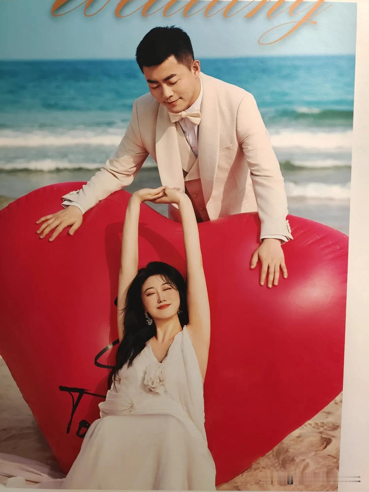 标题：《浪漫从这里开始》

浪漫，是生活中的调味剂，是爱情里的甜蜜素。它可以是一