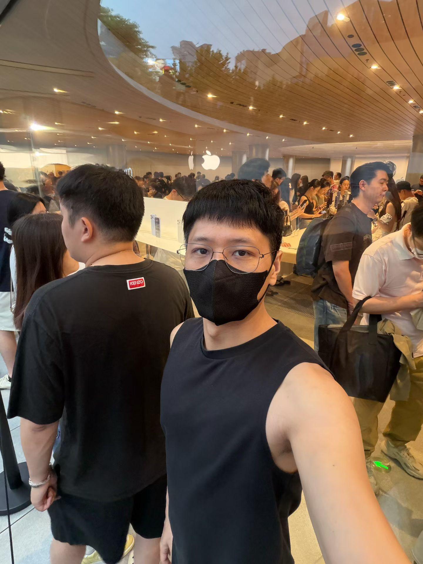 来当黄牛了，今年银色颜色质感很好。 ​​​