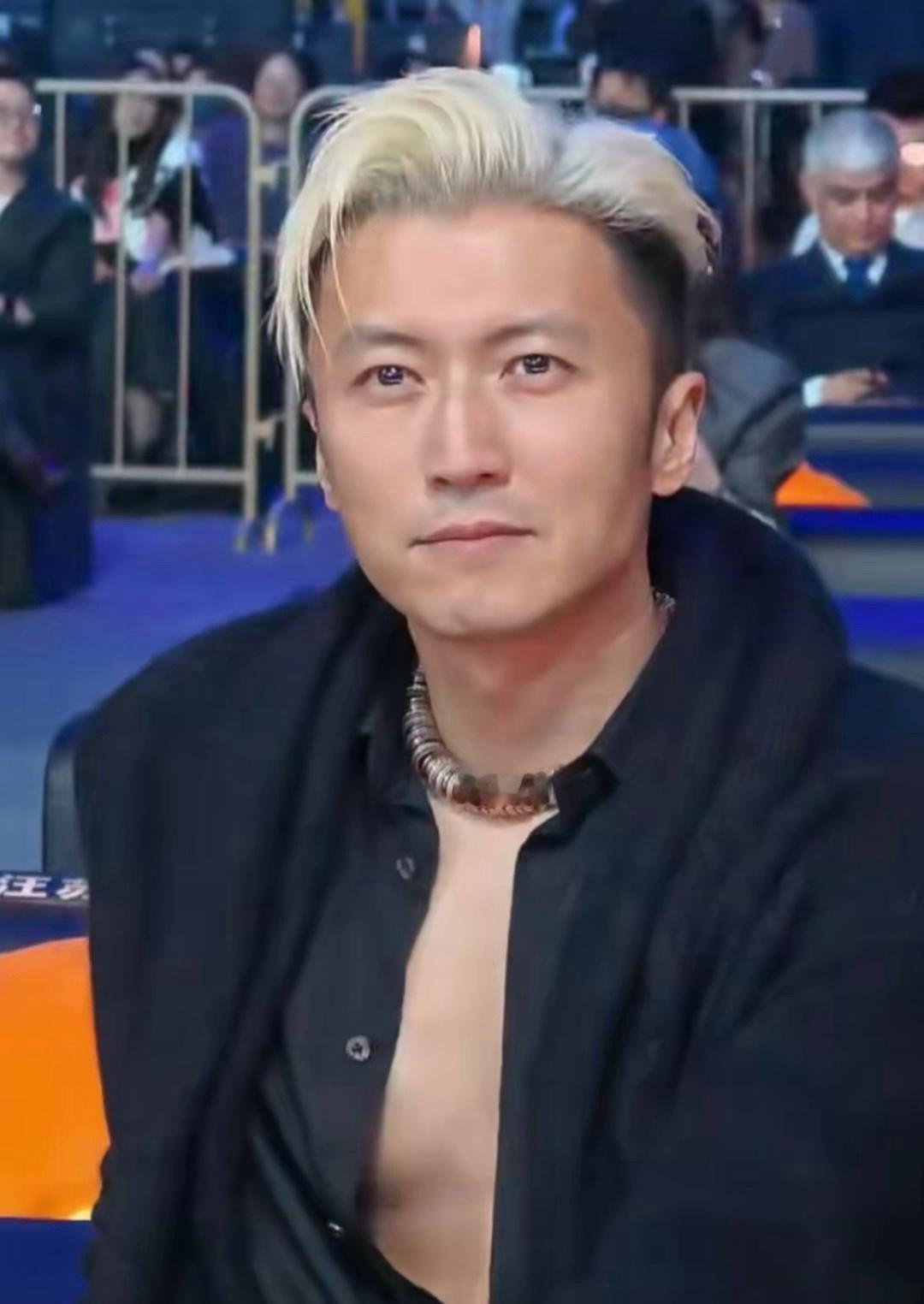 谢霆锋最新造型，黄毛配深V，自带男人味，这应该是王菲喜欢的造型，可谓帅回1999