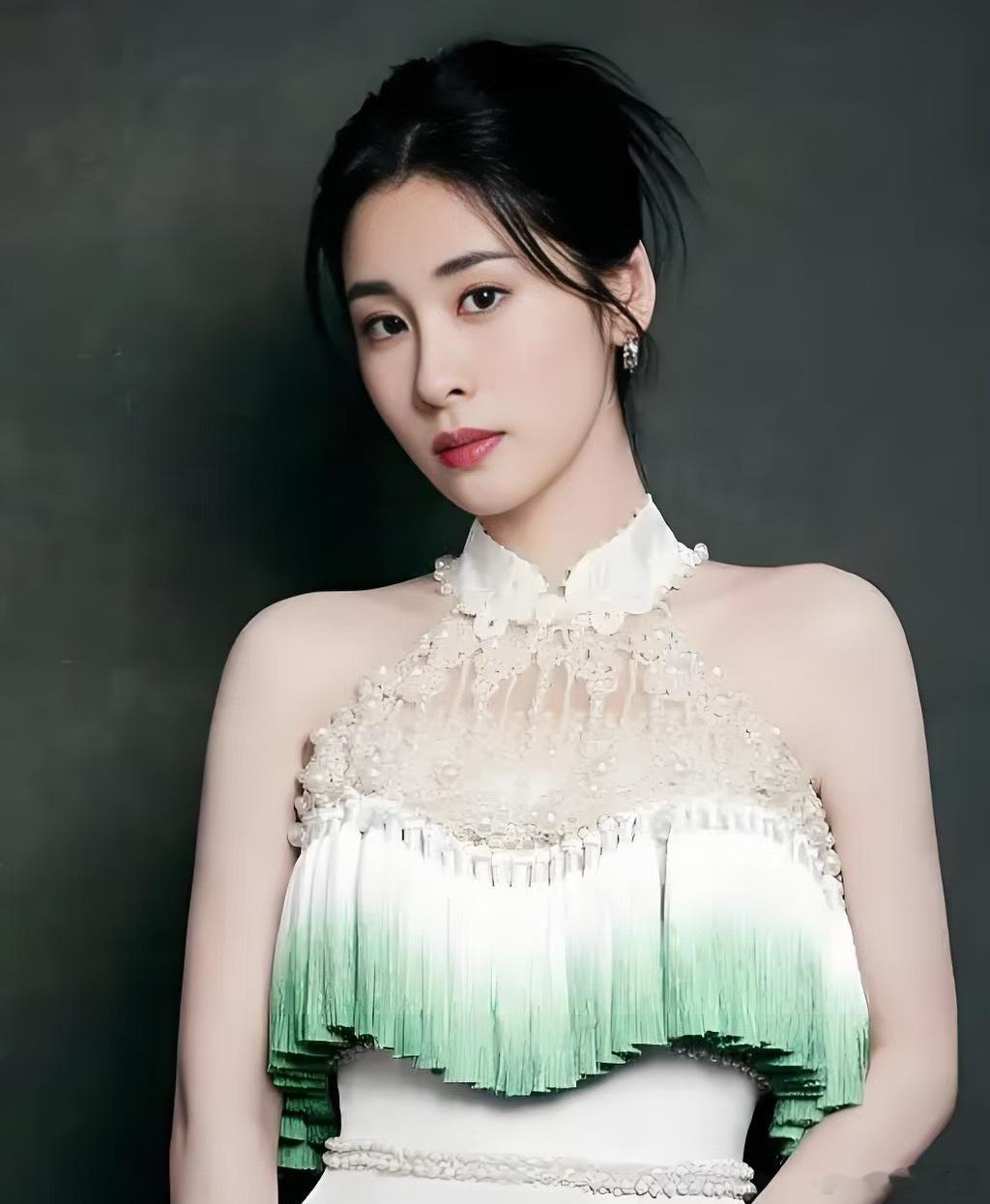 张碧晨 庆功宴张碧晨这次去庆功宴也太低调了吧，没预告没宣传，直接闪现现场。一开口