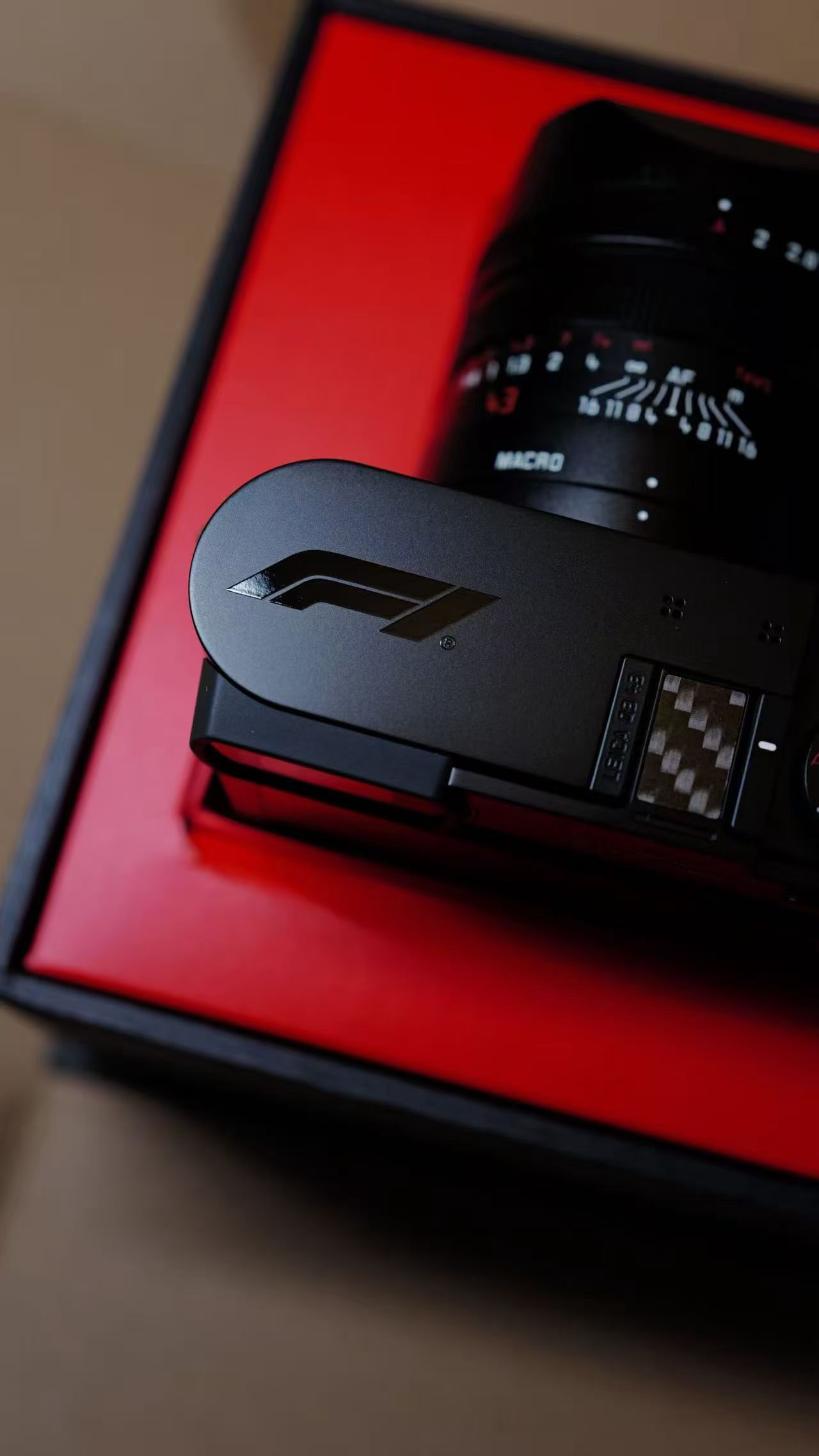 今天，徕卡推出“F1”特别版Q3 43，除了机身F1标识之外，还增加赛车方向盘超