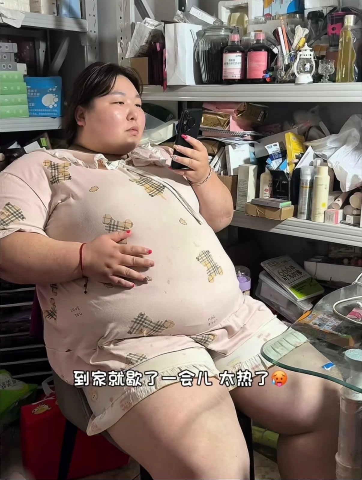 小瑶这个体型真的没有在衣服里塞东西吗？人怎么能把自己喂得这么好…… 
