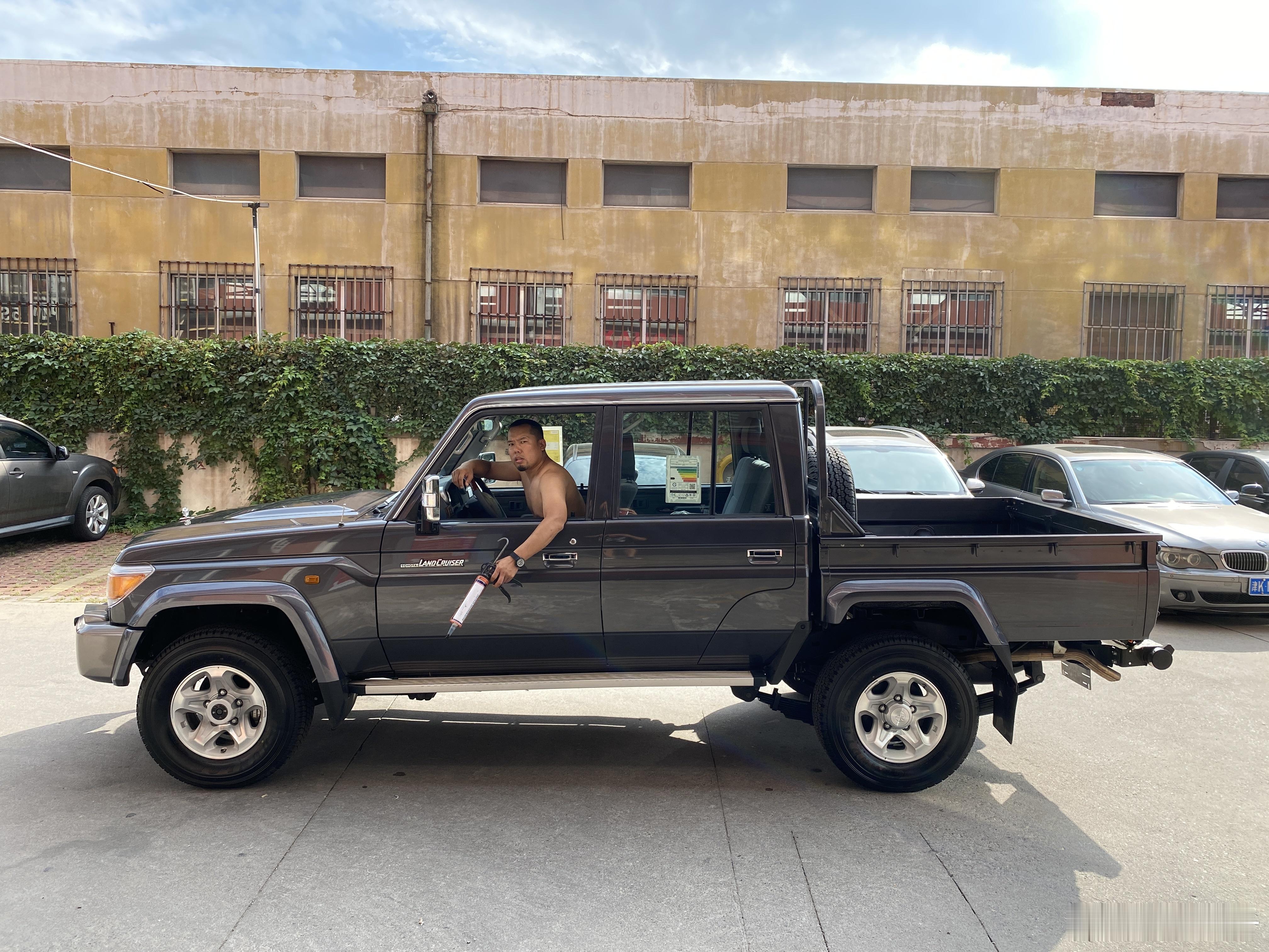 20年9月份，倒腾几台丰田LC79虎了吧唧的拍了点叙利亚风格照片，还有牛亮的这张