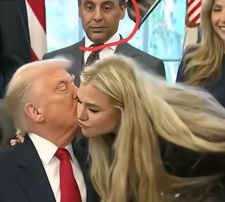 特朗普是一点也不避讳啊！！

在任命驻印度大使的仪式上，他签完字后，忽然无缘无故