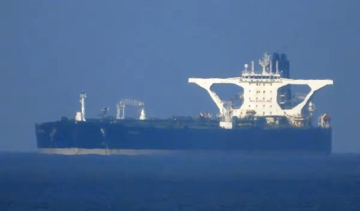 一艘油轮，硬是把美国海岸警卫队给整不会了。

事情发生在加勒比海。美国海岸警卫队