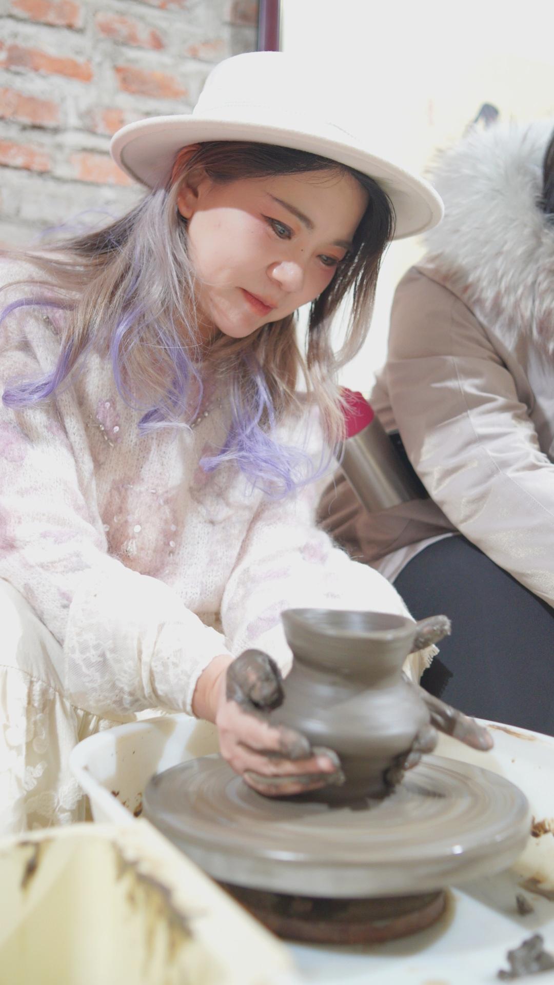 踏入中国黑陶文化博物馆，四千年前龙山文化的余韵扑面而来。展厅内，“黑如漆、亮如镜