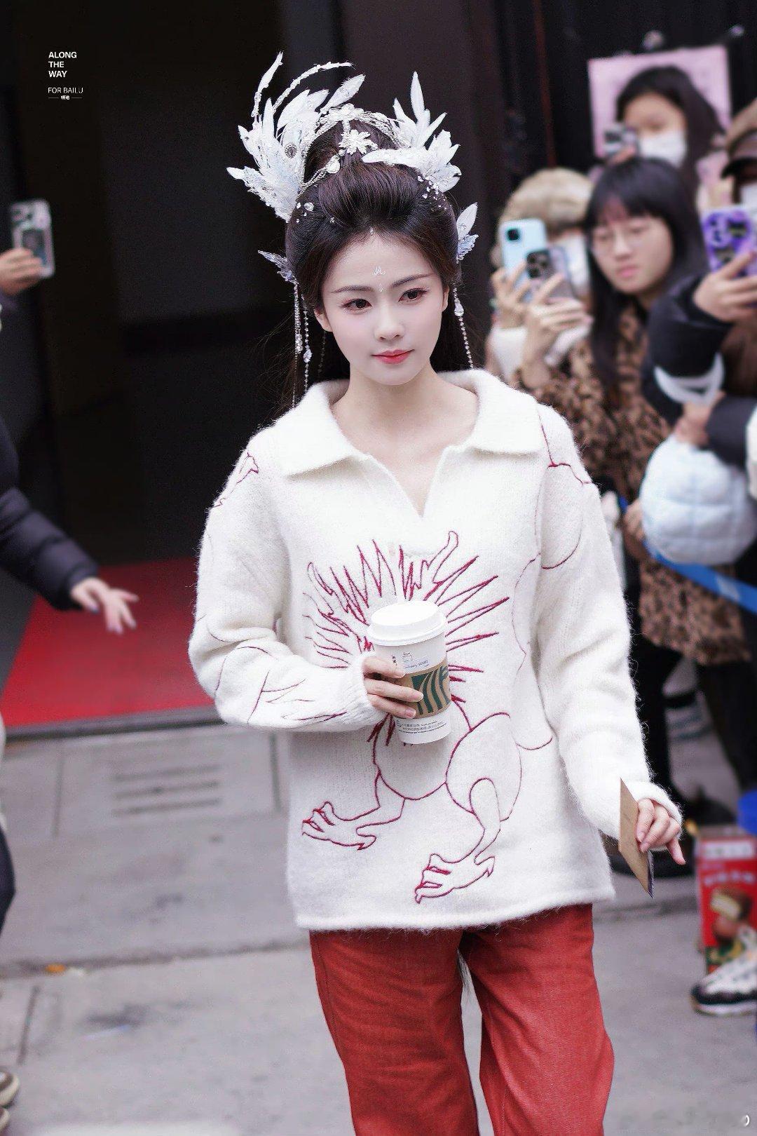 #白鹿新发型出妆# 好美#白鹿白色羽毛发饰# ​​​
