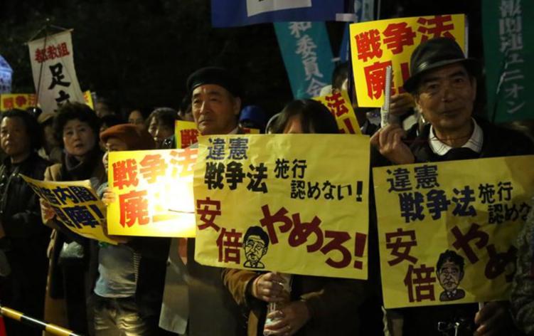 东京国会门前坚持十一年的抗议者，用怎样的方式守护和平宪法

在东京国会议事堂的正
