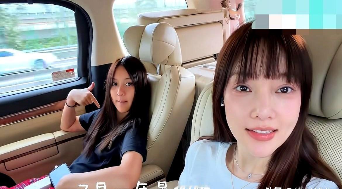 7月8号，13岁的甜馨出国上夏校，机场送行队伍里站了两代人。
外公外婆和长辈们全