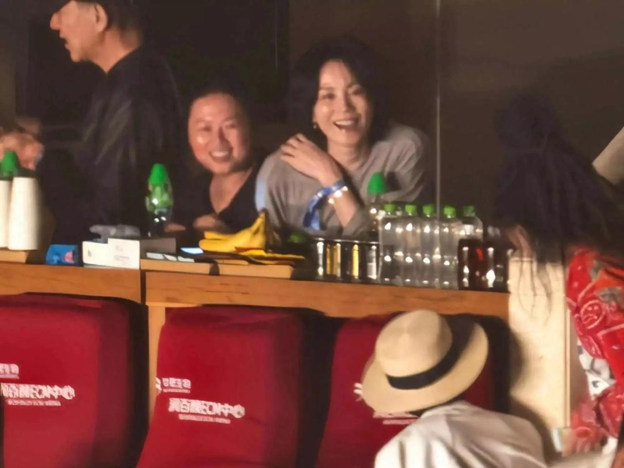 那英北京演唱会太暖心！肖战高情商处事，成年人的社交智慧太通透。

8月22日，那