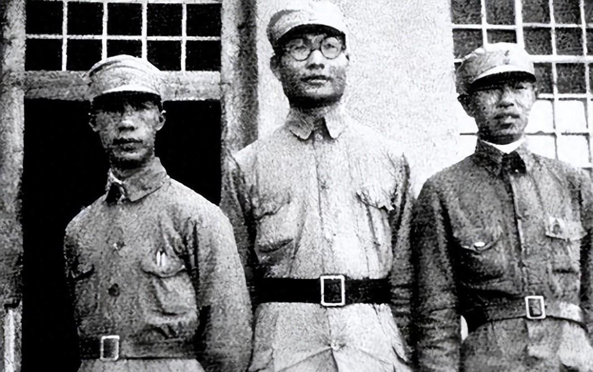 在19位担任兵团司令员中，哪些人的行政级别曾晋升到副国级？一共是哪八位呢？
19