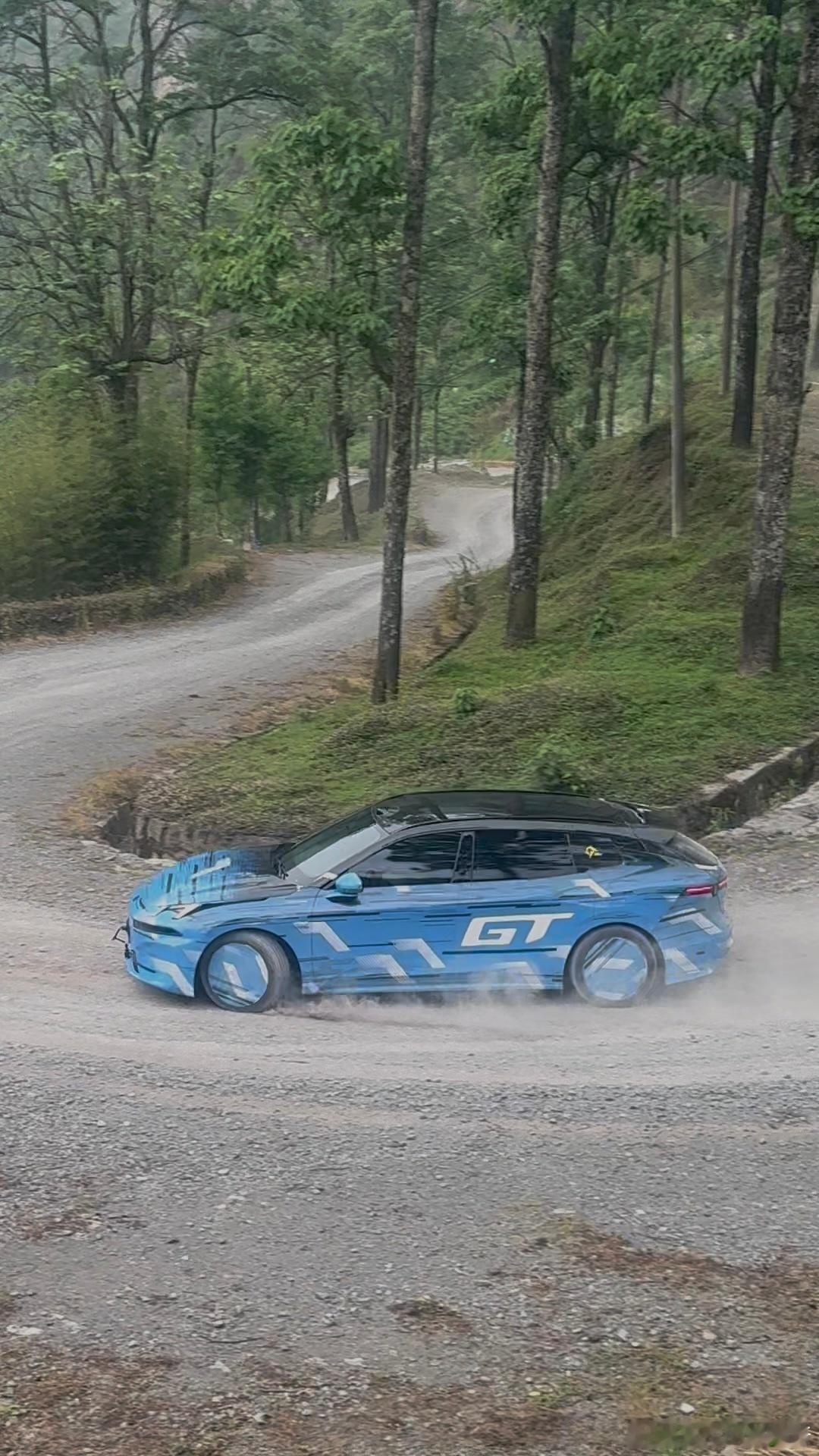 现在的车企测试，大多都是在封闭场地里摆拍，参数拉满，却从来不敢去真实路况里“裸奔