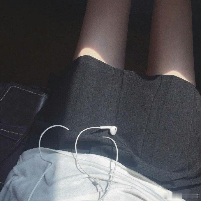 不要对无视你的人心软，更不要向不疼你的人求可怜。生活手记