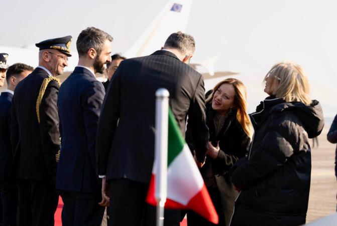 意大利总理今天访问韩国，但她到韩国的第一件事就做错了，难怪李在明没有陪她。

据