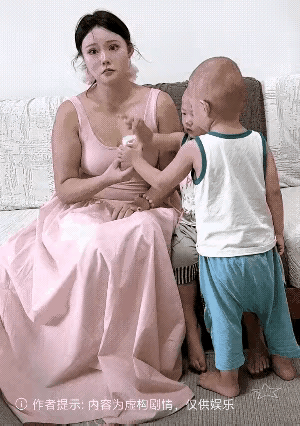 俩小兄弟一脸懵逼：妈妈什么时候学会了这招？只得讨好地把冰淇淋给了妈妈，眼睁睁地看