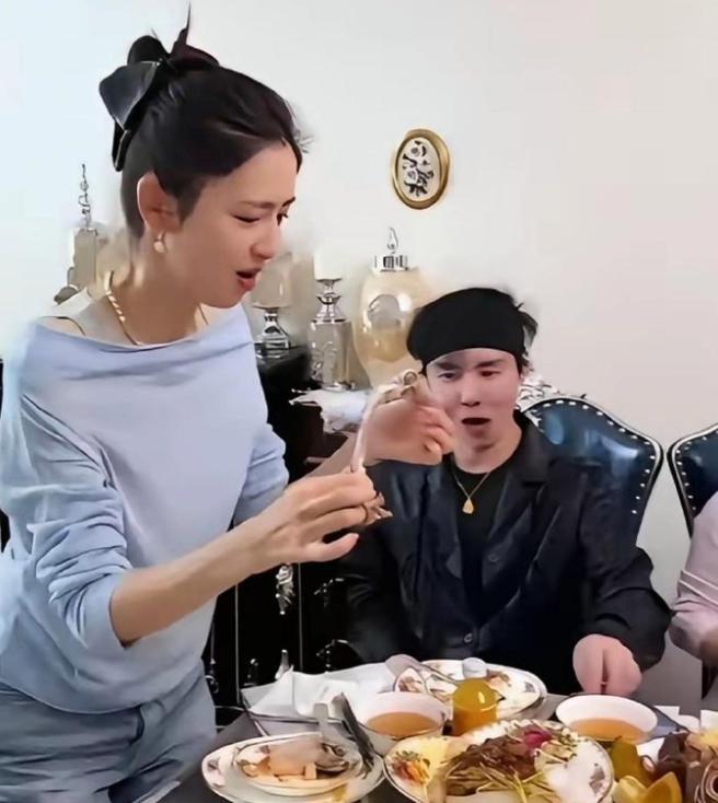 女明星回老家的状态，原来跟咱们一样啊
佟丽娅回到新疆并没有住酒店或者去什么高级场