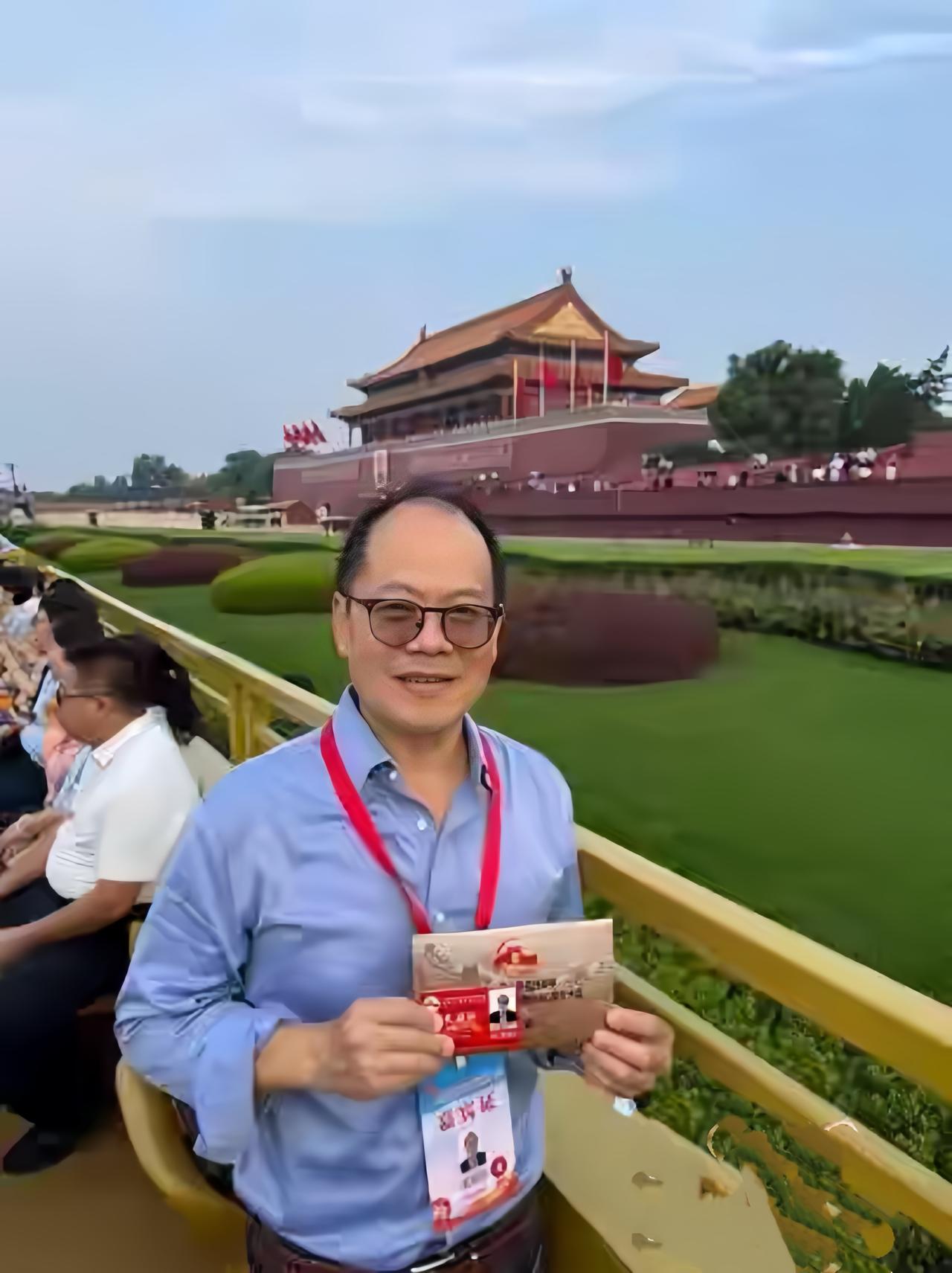 图一为张居信在阅兵现场留影，这张照片出来的时候，我盯着看了很久，总有一种失真的感