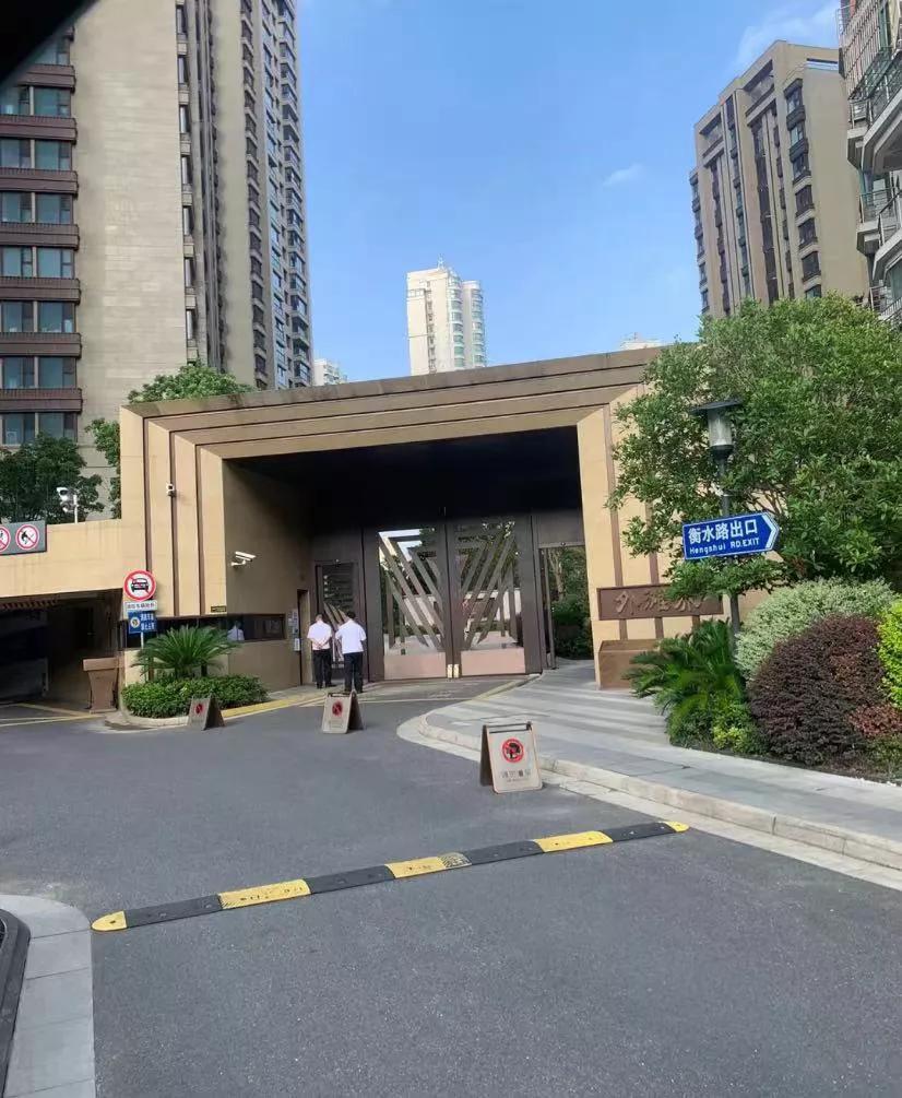 来上海后再一次感受到了与有钱人的差距
碰巧昨晚在华为试车，后面有个穿着非常朴素五