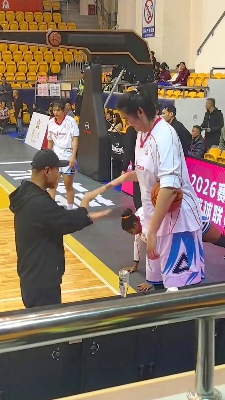 这姑娘，看着真让人舒坦！

中国女篮集训，身高2米28的张子宇在场边跟陪练小哥玩