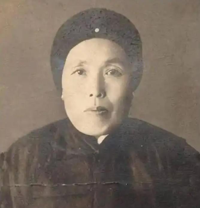 1891 年，16 岁的张作霖落难乞讨，孙寡妇看中了他，解开衣扣，掏出一块腰牌给