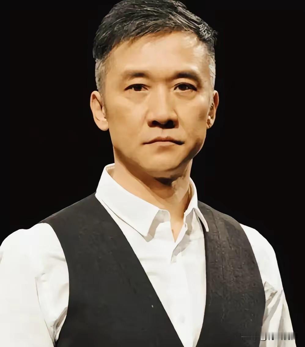 真没想到，黄志忠在《大生意人》里演的盐商李万堂，光是几个眼神就把角色立住了。这部