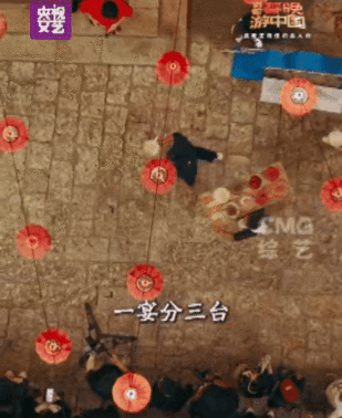 宜宾人吃席也有主理人跟着春晚游宜宾跟着春晚游中国土火锅咕嘟咕嘟沸腾，一桌宴席满是