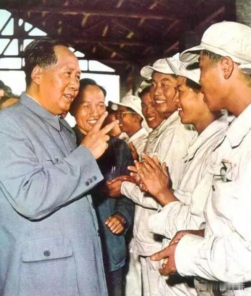 1976年9月8日，毛主席病危，他吃力地握笔写下三道横杠，又敲了三下木床，陪护人