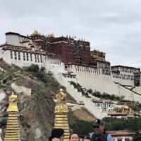 回到拉萨，回到了布达拉宫！
布达拉宫矗立在拉萨红山之上，是世界海拔最高的宫堡式建