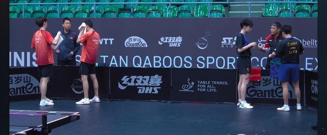 小石头（林诗栋）搭档黄油（黄友政）战胜林兆恒姚钧涛 