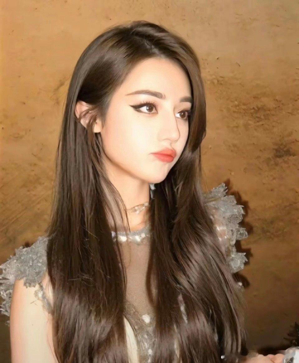 爱奇艺今年尖叫之夜拟邀嘉宾名单有迪丽热巴，又可以看到巴巴的红毯了 ​​​