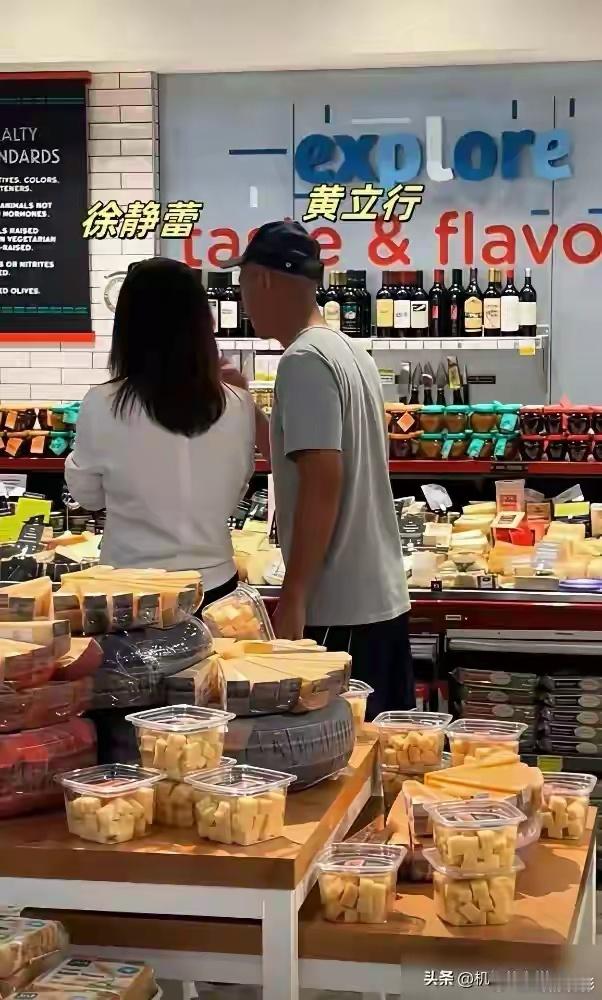 51岁徐静蕾美国超市被拍，胖到不敢认！旁边黄立行头发花白。有网友说这都认不出来了