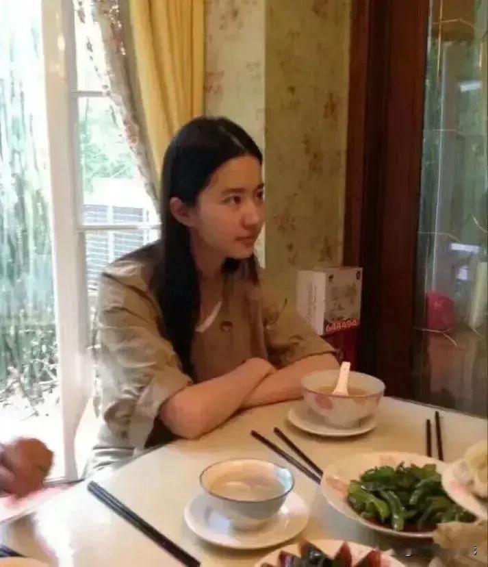 汤唯真没啥感觉，包括色戒，原因就是汤唯和关晓彤，张杰都有一个共同点，就是眉是眉，