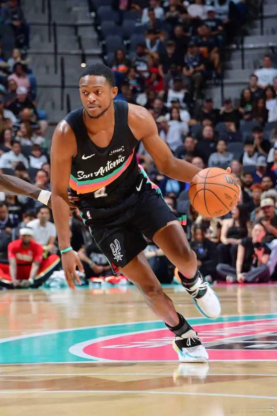 文班缺席马刺力克老鹰3连胜 沃克38分生涯新高福克斯26+9北京时间11月21日