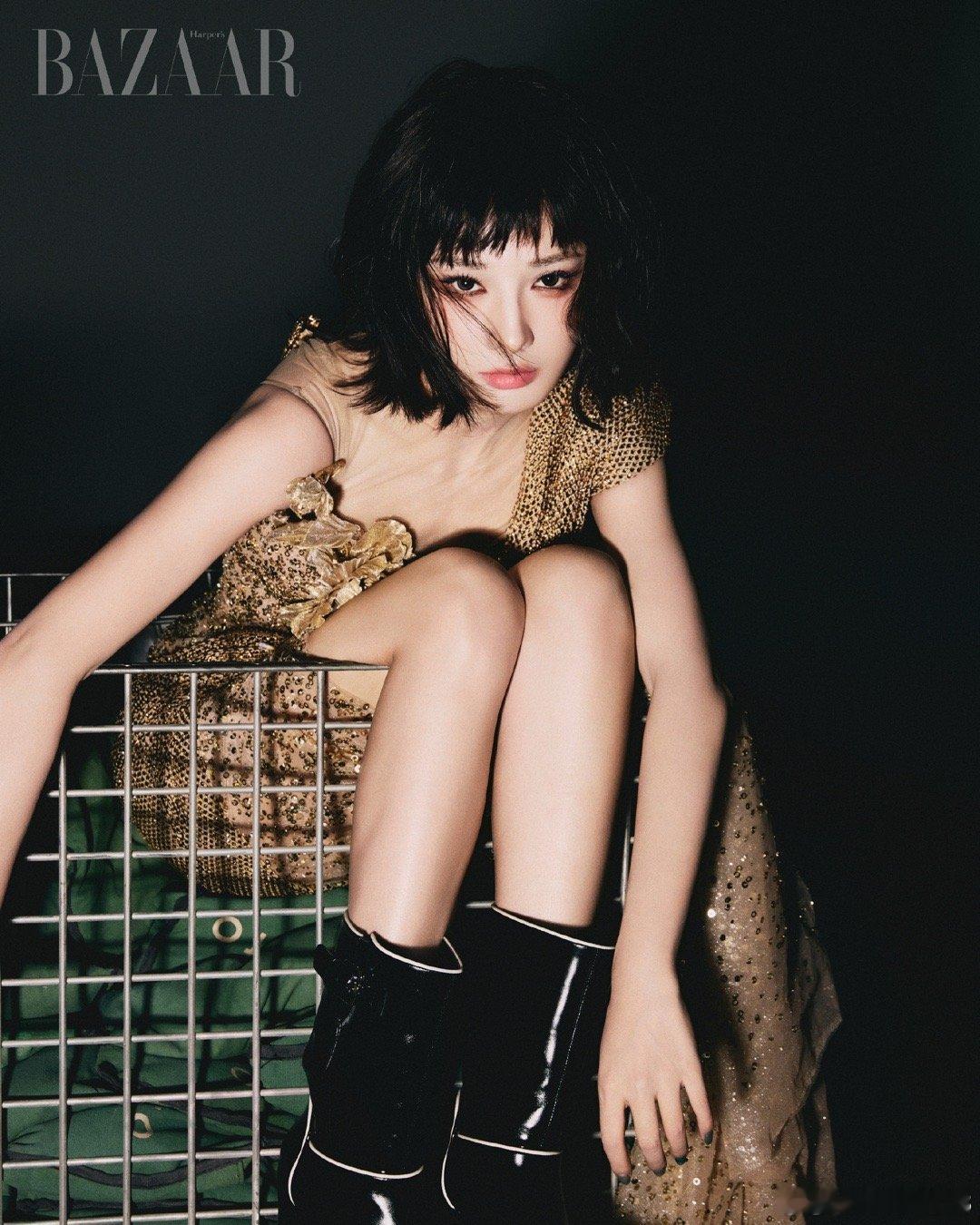 彭小苒高开叉开到大腿根 彭小苒这套红毯造型太敢了，金色亮片裙高开叉到大腿根，每走