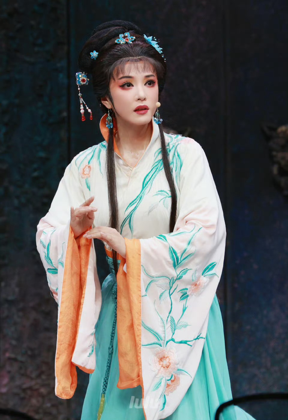 李云霄梁祝 30万人抢800张票 30万期待，只为800个席位。李云霄主演青春版