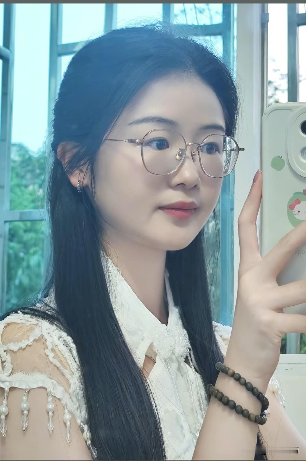 妈妈长得年轻是什么感受?我说这是我的妈妈，你们信吗？有这样特别年轻漂亮的妈妈，真