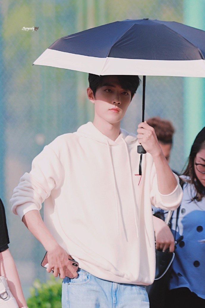 想把最柔软的阳光摘下来，带你去看八月的海！肖战十日终焉爆剧玄学◎肖战花絮照