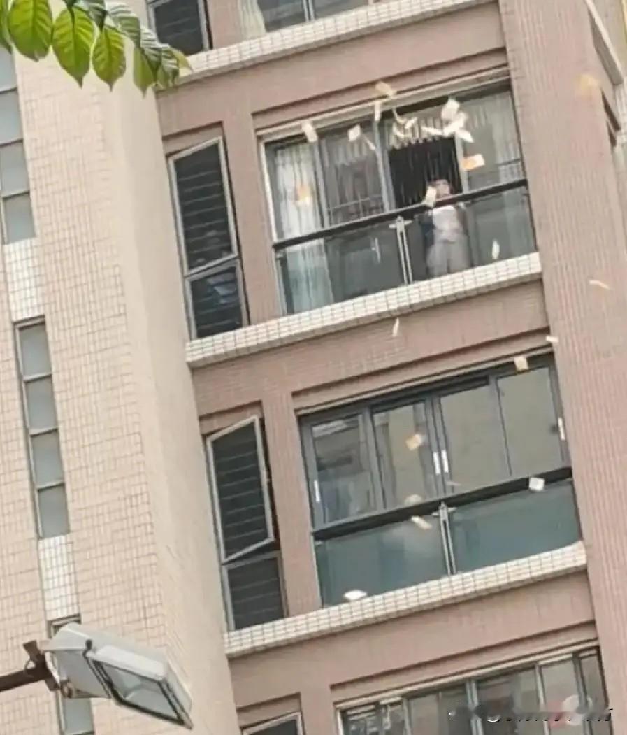 女子向窗外撒100多万港币！4月14日，广东汕头龙湖区珠池街道珠东社区某小区突发