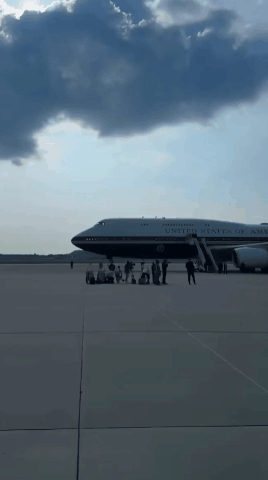 经全新改装的波音747-8飞机（卡塔尔所赠送）现已作为“空军一号”投入使用，白宫