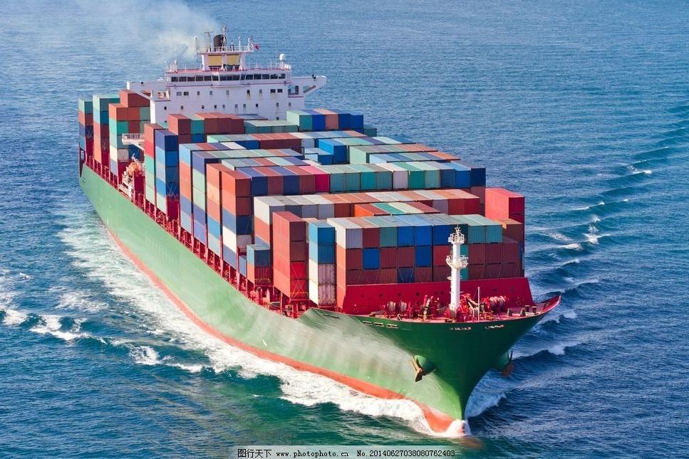 特朗普这回又尴尬了。

美军在阿曼湾向一艘从中国珠海驶出的伊朗货船开炮，机舱被炸