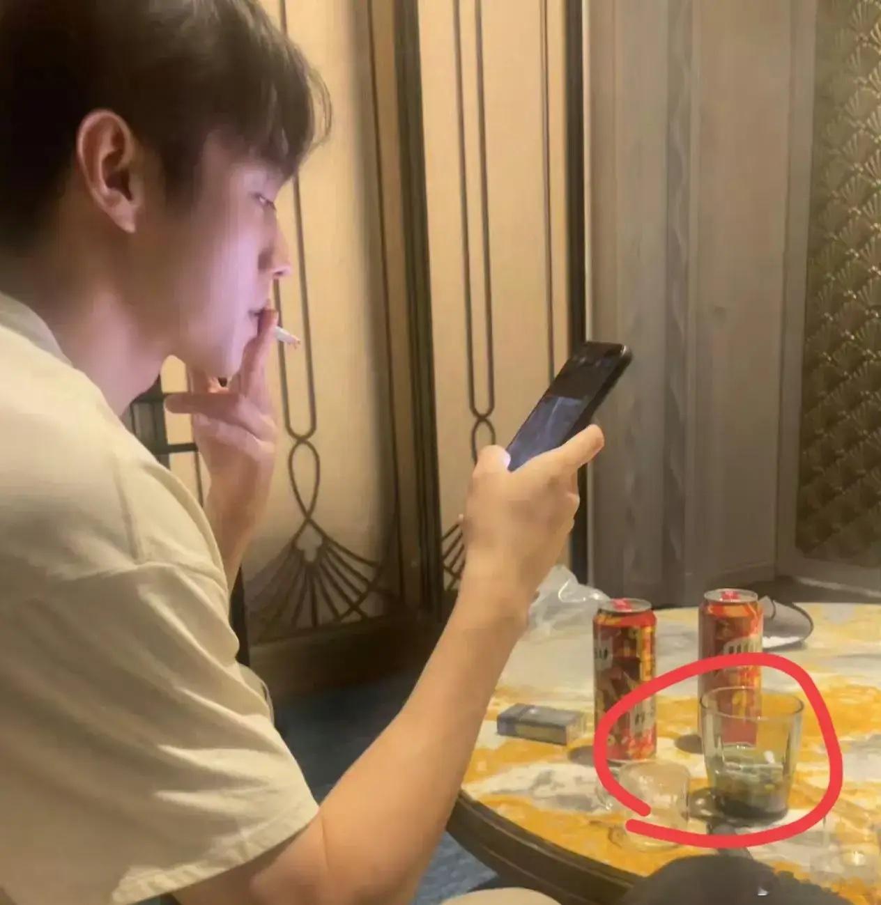 今天网上突然冒出来个女演员，还甩出一堆许凯私下的照片。这恋情是真是假咱先不忙着下