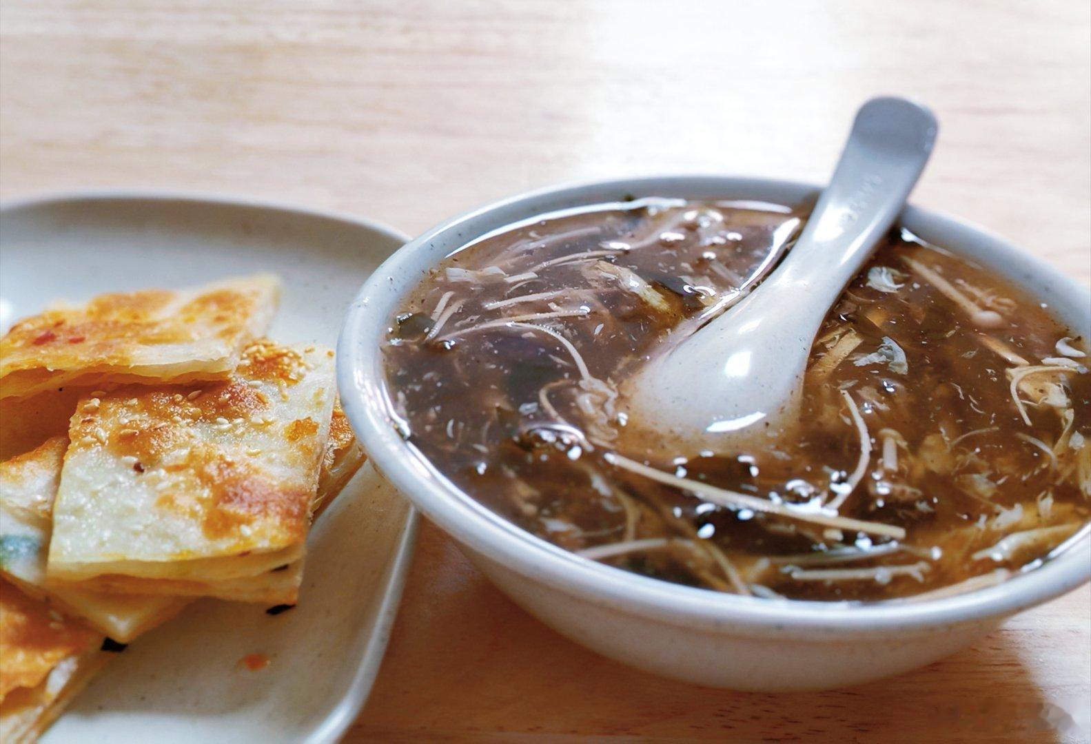 周一吃素，楼下一碗胡辣汤一份炝饼，5元。 