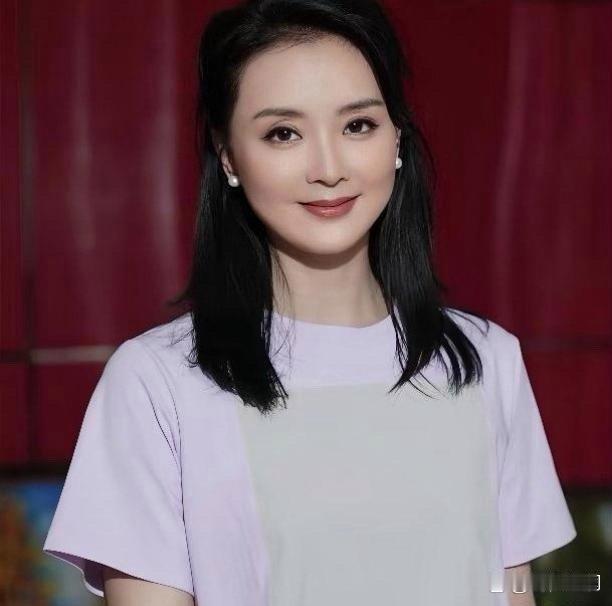 王艳重返荧幕，竟然依旧风华绝代，岁月的流逝似乎与她无缘。她的优雅与自信令人着迷。