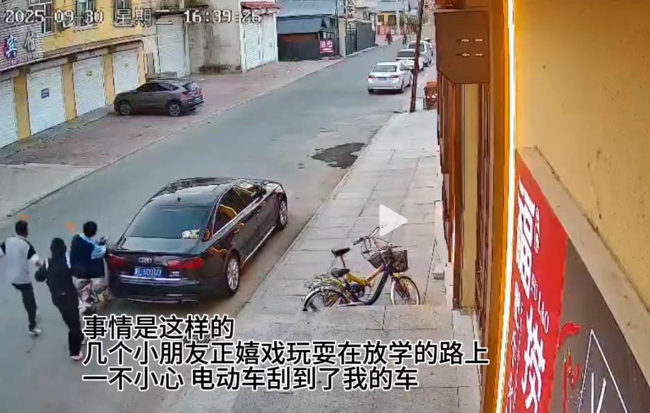 一火锅店老板在前台忙着，突然从门外进来一孩子，前来询问门口的小汽车是不是他的，被