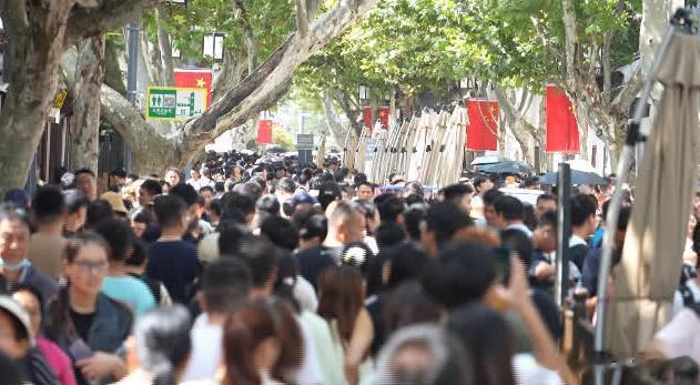 #国庆家乡旅行记录#
苏州到底来了多少游客？
看看这组照片
先给大家一个初步印象